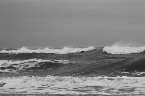 Uma Cena Cênica Tons Cinza Ondas Mar Lavando Costa — Fotografia de Stock