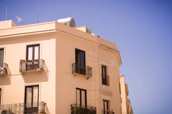 Ein Gebäude Mit Gelber Fassade Mit Kleinen Balkonen Mit Schönem — Stockfoto