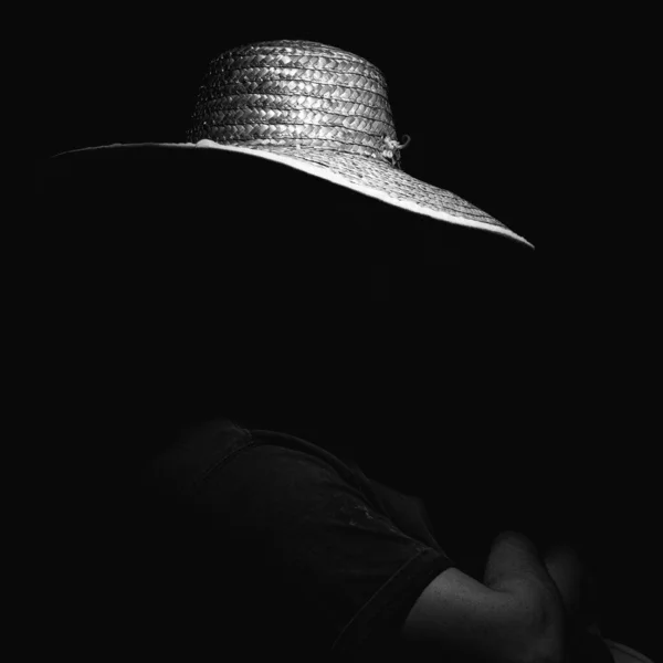 Portret Tajemniczego Mężczyzny Ukrytą Twarzą Noszącego Kapelusz Żeglarza Stojącego Skrzyżowanymi — Zdjęcie stockowe