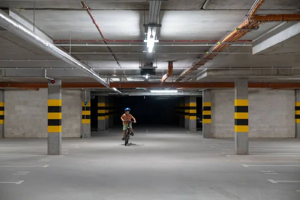 Rapaz Andar Bicicleta Dentro Uma Garagem Subterrânea Rua Bernata — Fotografia de Stock