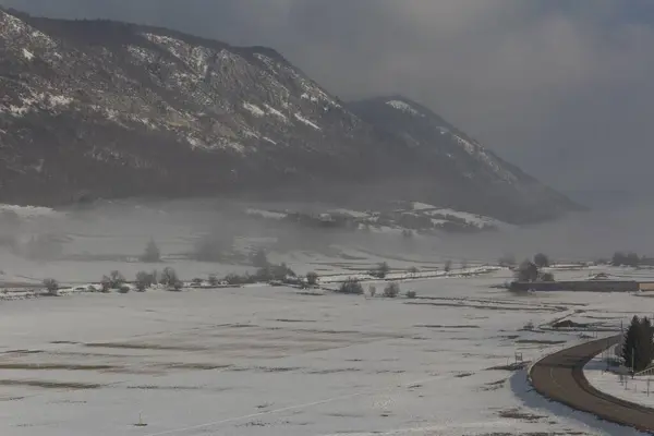 Μια Ομιχλώδης Άποψη Του Τοπίου Κατά Χειμερινή Περίοδο — Φωτογραφία Αρχείου