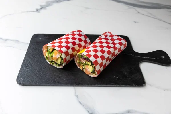 Zwei Appetitliche Shawarma Weißes Und Rotes Papier Gewickelt Serviert Auf — Stockfoto