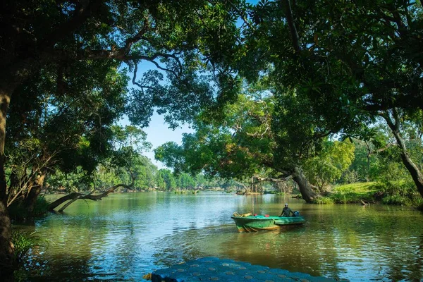 Barco Único Motorista Barco Rio Com Natureza Verde — Fotografia de Stock