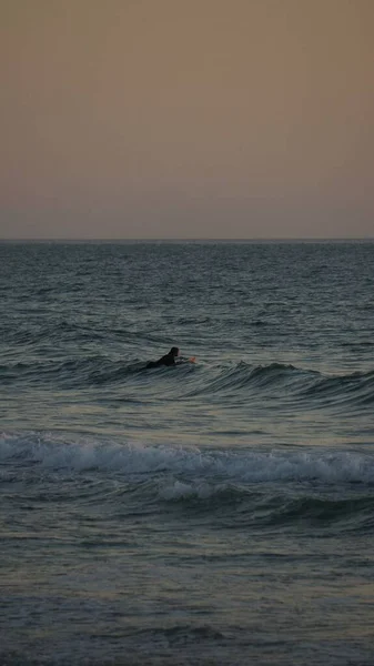 Plan Vertical Surfeur Essayant Attraper Une Vague Coucher Soleil — Photo