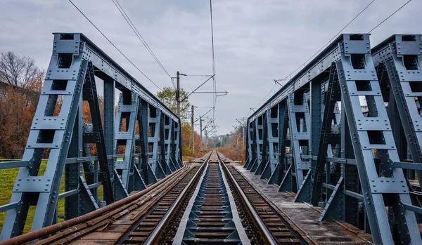 Eine Nahaufnahme Einer Langen Eisenbahnstrecke Zwischen Blauen Metallgleisrahmen — Stockfoto