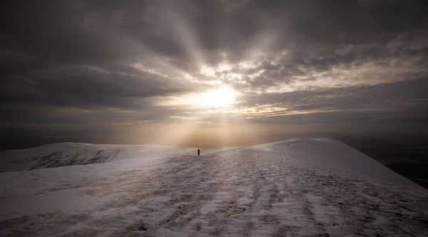 Ένα Χιονισμένο Βουνό Ουράνιες Ηλιαχτίδες Λάμπουν Μέσα Από Ένα Συννεφιασμένο — Φωτογραφία Αρχείου