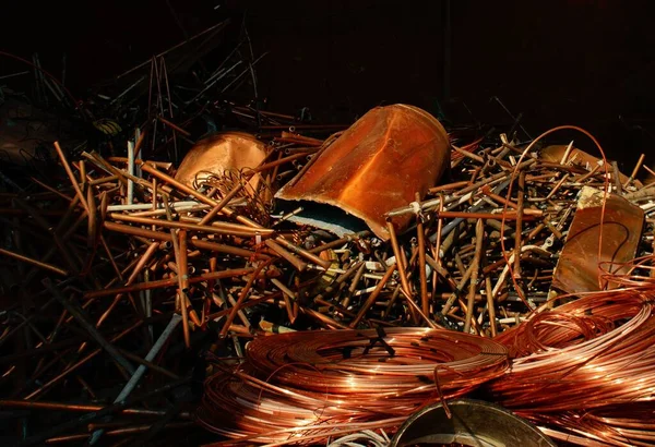 商人の銅スクラップ金属ビン — ストック写真