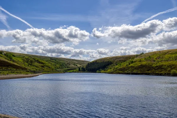 Una Vista Panorámica Tranquilas Nubes Blancas Sobre Las Colinas Río —  Fotos de Stock