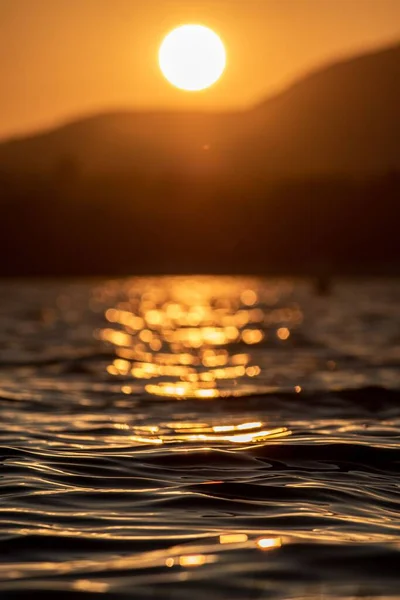 Close Vertical Mar Tranquilo Com Fundo Desfocado Sol Descendo Atrás — Fotografia de Stock