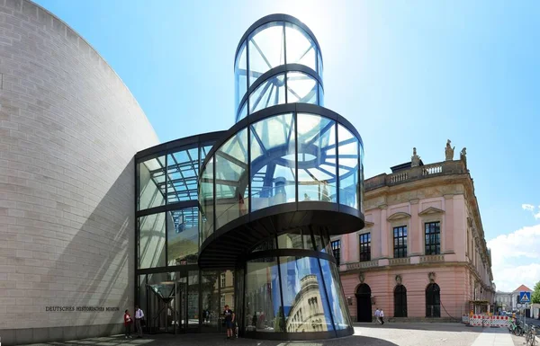 Nowoczesne Szklane Schody Niemieckim Muzeum Historycznym Berlinie Mitte — Zdjęcie stockowe