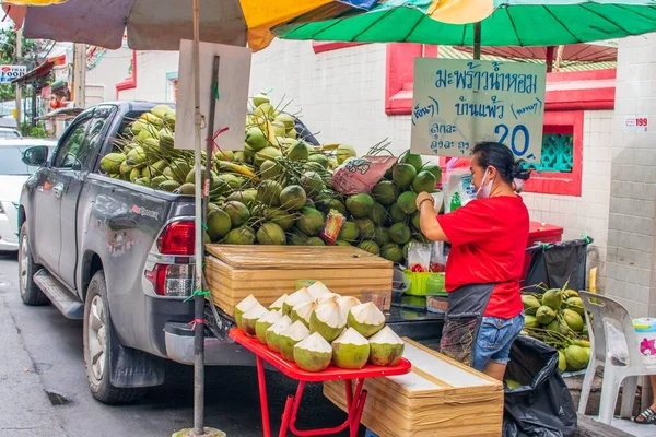 Pouliční Prodej Mladých Zelených Kokosů Jako Osvěžující Nápoj Bangkoku Thajsko — Stock fotografie