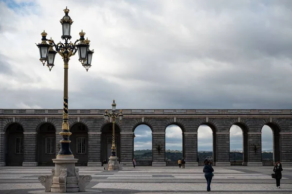 Madrid Deki Kraliyet Sarayının Avlusunda Bulutlu Bir Gökyüzünün Altında Estetik — Stok fotoğraf