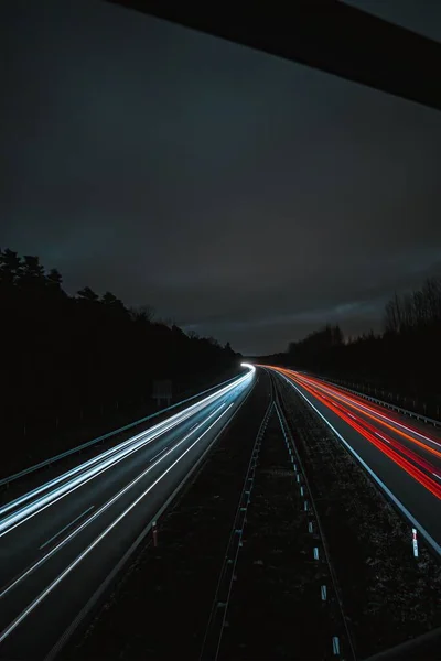 어두운 가벼운 오솔길을 바라본 — 스톡 사진