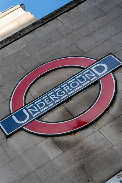 Pionowe Ujęcie Tabliczki Tfl London Underground Boku Budynku Zbliżenie — Zdjęcie stockowe