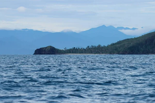 Okyanus Dalgalarından Dağların Siluetlerinden Filipinlerdeki Plajlardan Bir Manzara — Stok fotoğraf