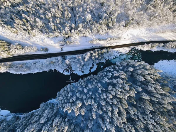 Εναέρια Λήψη Επαρχιακού Δρόμου Χιονισμένα Δάση Και Παγωμένο Ποτάμι Κατά — Φωτογραφία Αρχείου