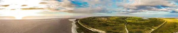Manzaranın Denizin Yakınlarındaki Panoramik Bir Görüntüsü — Stok fotoğraf