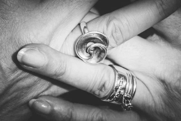 Detailní Záběr Ženských Nehtů Prstů Prsteny — Stock fotografie