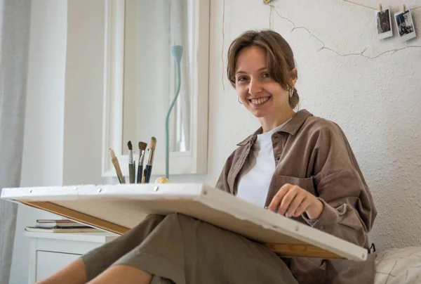 Imagem Retrato Jovem Pintor Sorridente Segurando Uma Tela Enquanto Pratica — Fotografia de Stock