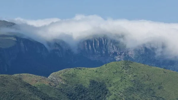 Una Toma Aérea Una Nube Cumulonimbus Sobre Montañas Verdes — Foto de Stock