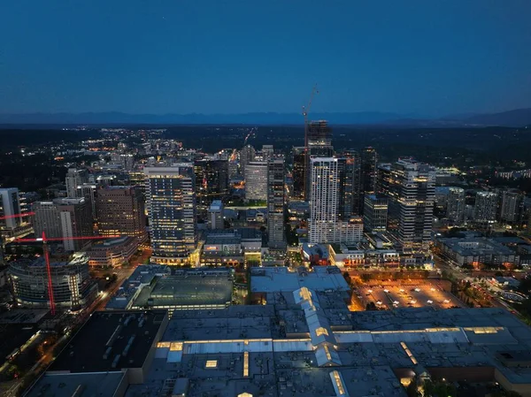 华盛顿州灯火通明的贝尔维耶市的空中拍摄 — 图库照片