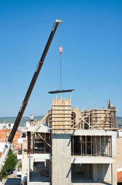 Heavy Duty Zelfrijdende Kraan Laadt Ijzeren Materialen Een Opgetrokken Gebouw — Stockfoto