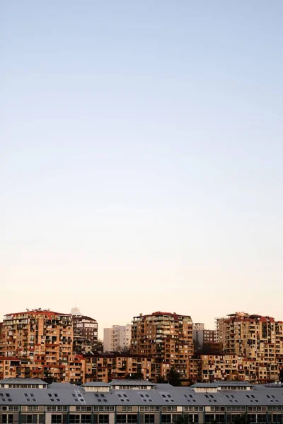 Вертикальний Знімок Щільних Багатоквартирних Будинків Відстані Чистого Неба — стокове фото