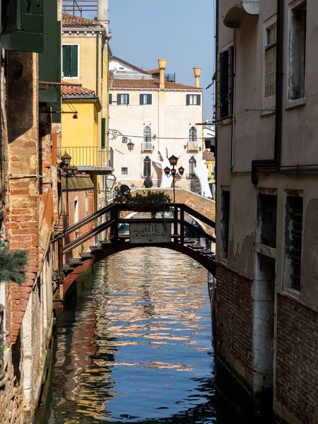 Eine Brücke Kanal Von Venedig Mit Klarem Wasser — Stockfoto
