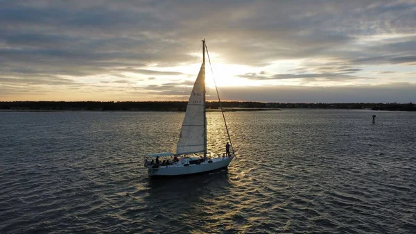 Морський Човен Дивиться Захід Сонця Воді — стокове фото