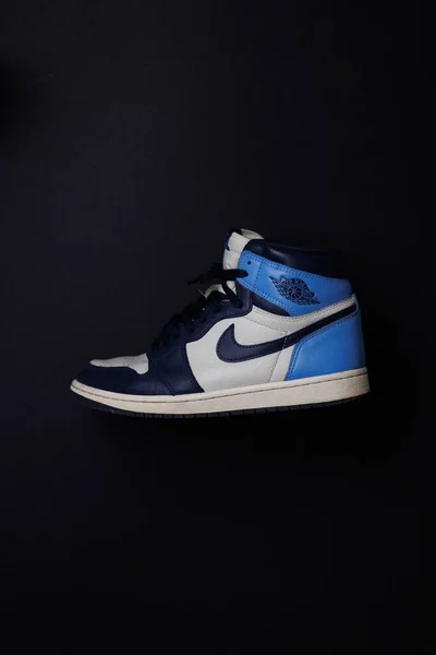 Pionowe Ujęcie Sneakera Nike White Air Jordan Obsydian Odizolowany Czarnym — Zdjęcie stockowe