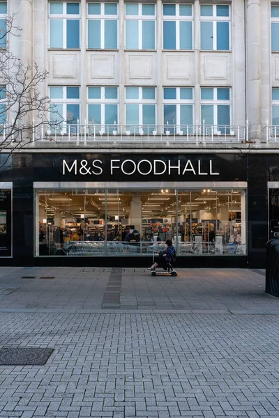 Vertical Shot Foodhall Branding Cornwall Wide Windows View Shoppers — Stock Photo, Image