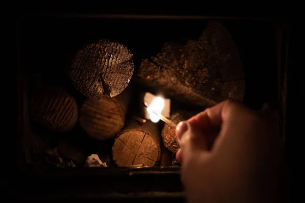 Yakından Bir Adam Yanan Kibriti Yakacak Odunlu Bir Fırının Üzerinde — Stok fotoğraf