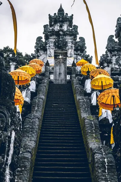 巴厘岛庙宇的竖向拍摄 — 图库照片