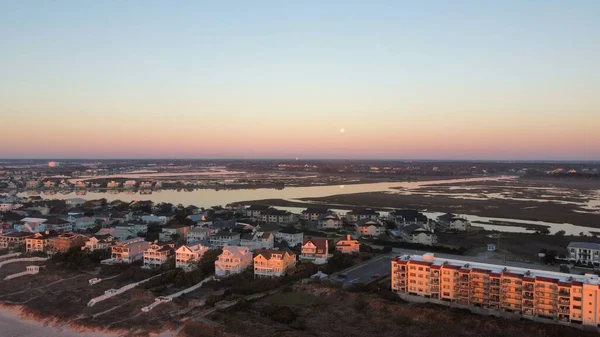 当月亮落山和日出的时候 海滨小镇 — 图库照片