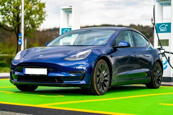 Şarj Istasyonunda Mavi Bir Tesla Arabası — Stok fotoğraf