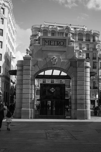 Een Verticale Opname Van Een Madrid Metrohoes Gran Grijswaarden — Stockfoto