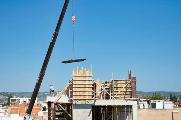 Heavy Duty Zelfrijdende Kraan Laadt Ijzeren Materialen Een Opgetrokken Gebouw — Stockfoto