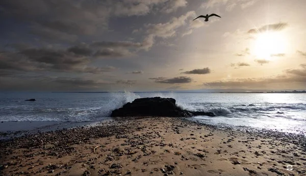 Schöner Sonnenuntergang Mit Wellen Die Das Sandige Ufer Und Den — Stockfoto