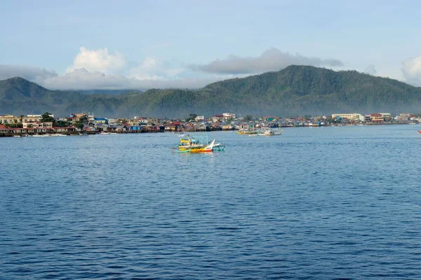 Rybářská Loď Moři Modrou Čistou Vodou Klidnými Vlnami Filipínách — Stock fotografie