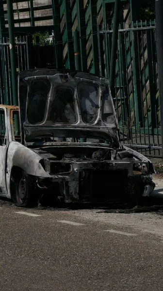 Vertikale Aufnahme Eines Verlassenen Ausgebrannten Autos Straßenrand — Stockfoto