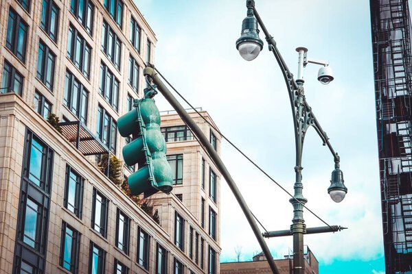 Низкоугольный снимок зданий в Нью-Йорке