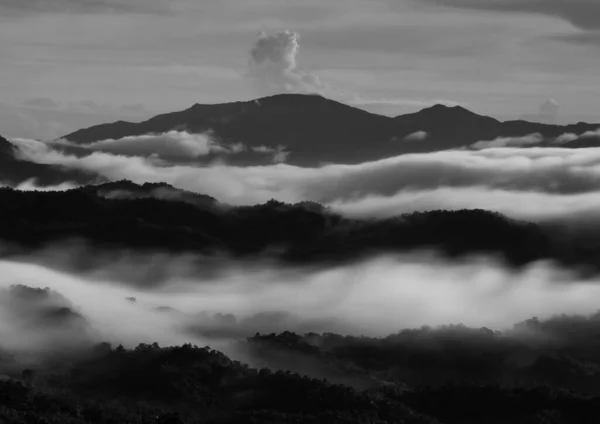 Uma Escala Cênica Cinza Nuvens Acima Das Montanhas Cobertas Belas — Fotografia de Stock