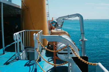 Kayangan, Kuzey Lombok, Endonezya - 9 Temmuz 2022: Kayangan limanına yanaşacak olan ASDP feribot gemileri