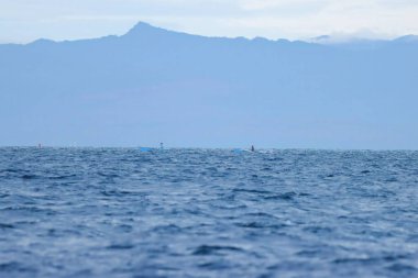 Dağlı huzurlu bir deniz manzarası ve Filipinler 'de ufuk çizgisi