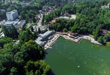 Tedavi edici özellikleriyle ünlüdür, insanlar, yaz, ayı...