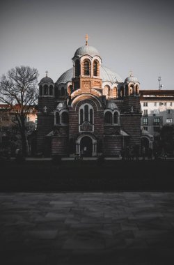 Bulgaristan 'ın Sofya kentinde kasvetli bir günde Sveti Sedmochislenitsi Kilisesi' nin dikey çekimi