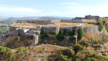 Arnavutluk 'un kuzeybatısındaki Şkoder kenti yakınlarındaki Rozafa Şatosu manzarası.