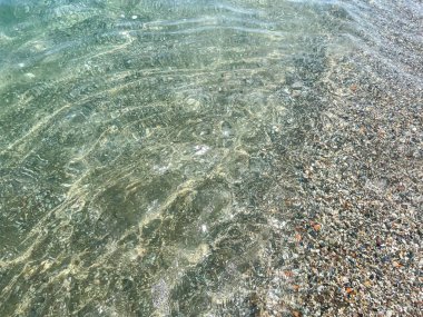 Sahilde şeffaf deniz suyu