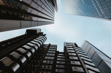 Fenchurch caddesindeki binaların alçak açılı görüntüsü. Londra