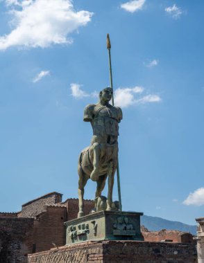 Pompei İtalya şehir meydanında mızraklı Centaur heykeli